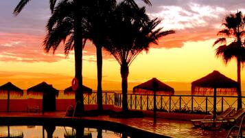Una piscina techada, 2 piscinas al aire libre, sombrillas