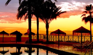 Inomhuspool, 2 utomhuspooler, parasoller och solstolar