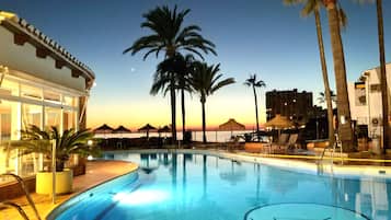 Una piscina techada, 2 piscinas al aire libre, sombrillas