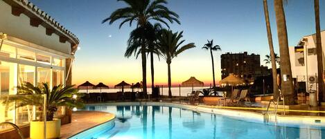 Innenpool, 2 Außenpools, Sonnenschirme, Liegestühle