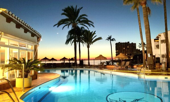 Inomhuspool, 2 utomhuspooler, parasoller och solstolar