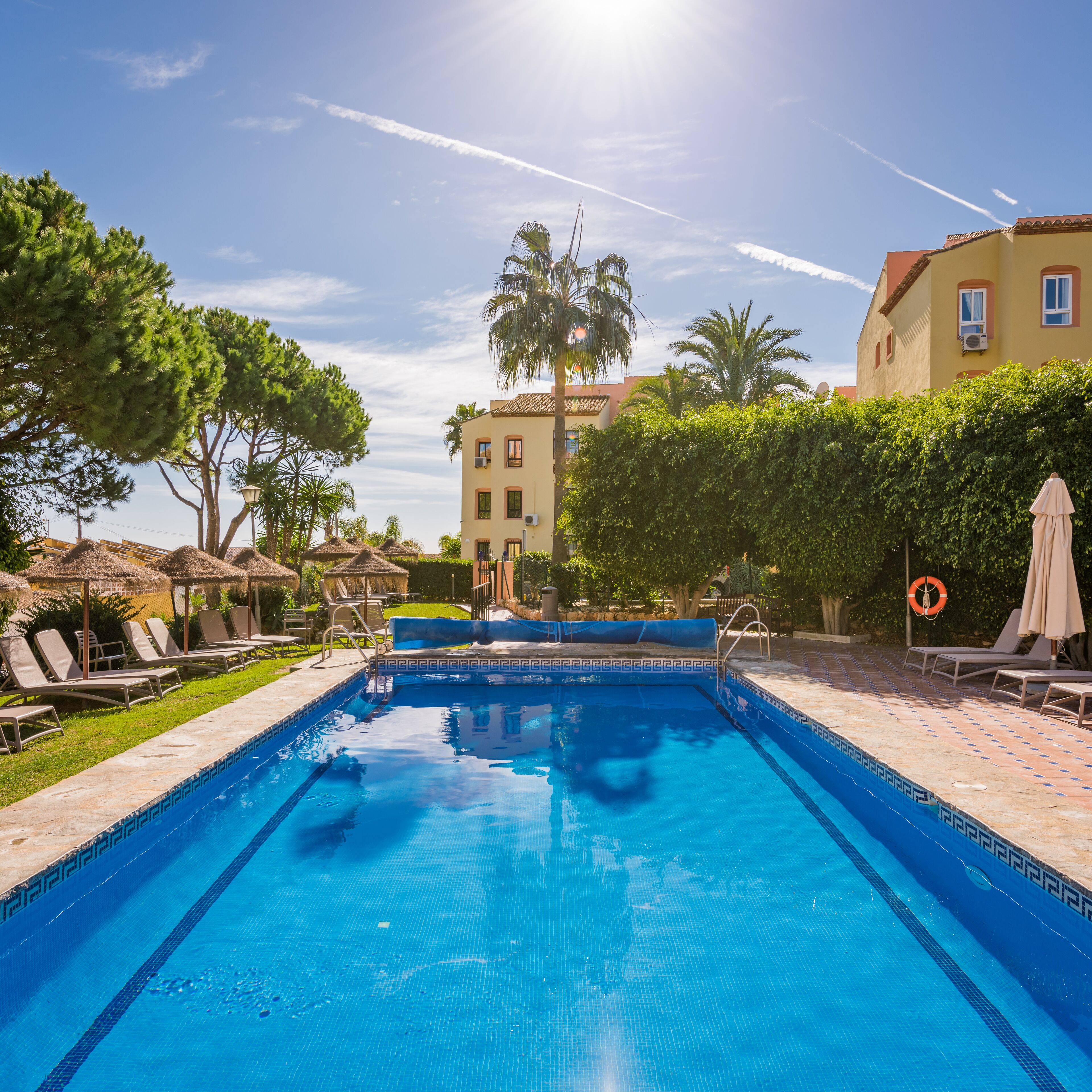 屋内プール、2 つの屋外プール、プール パラソル、サンラウンジャー