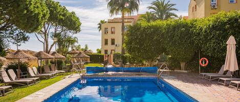 من حمّامات السباحة المغطاة، 2 من حمّامات السباحة الخارجية