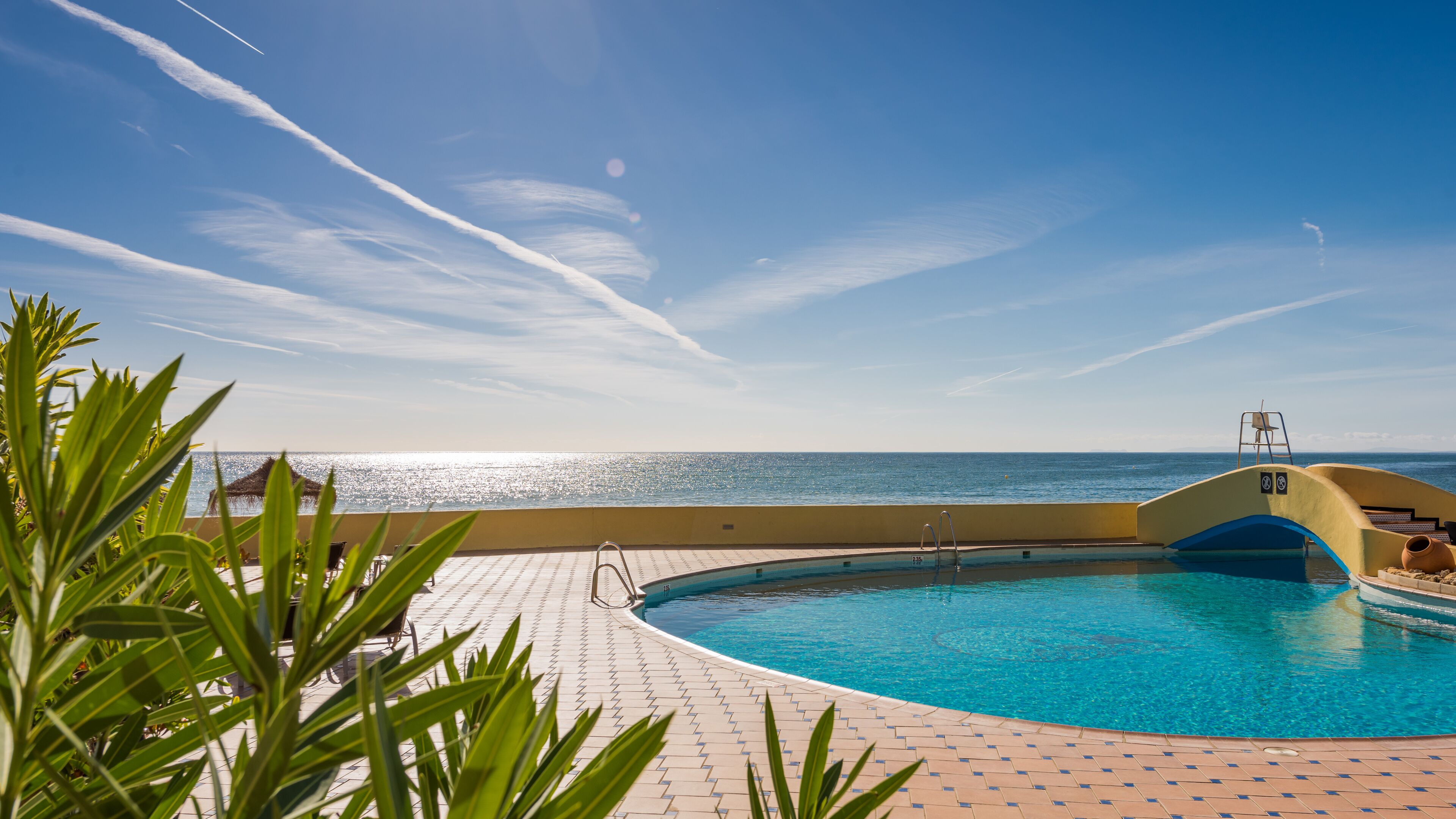Piscine couverte, 2 piscines extérieures, parasols de plage