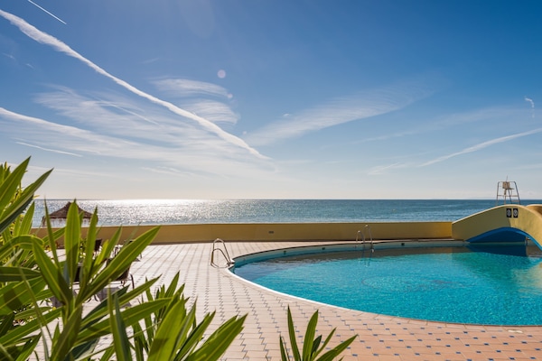 Piscine couverte, 2 piscines extérieures, parasols de plage