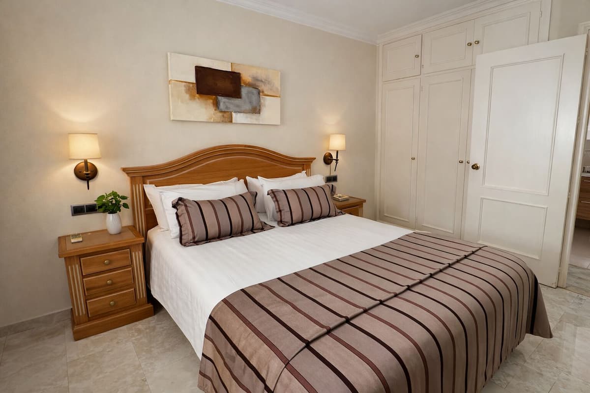Classic One Bedroom Apartment | In-room safe, desk, laptop workspace, WiFi