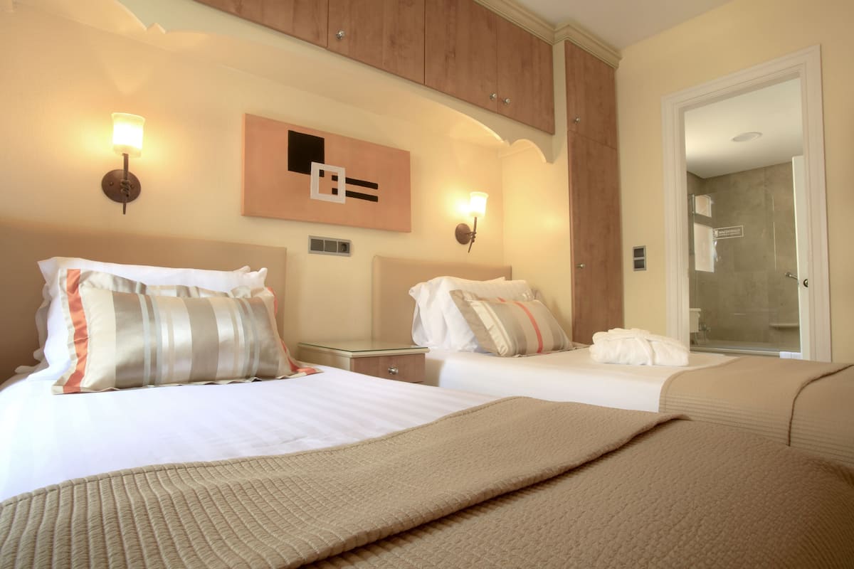2 bedrooms, in-room safe, desk, laptop workspace