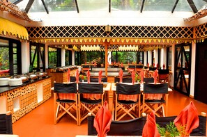 2 restaurants, international cuisine