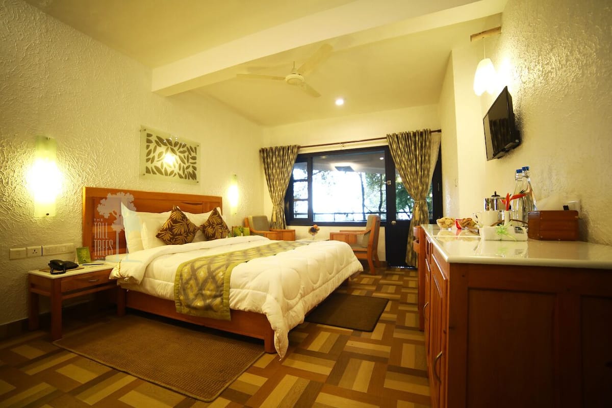 Saffron Grand | Premium bedding, in-room safe, desk, iron/ironing board