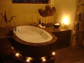 Suite presidencial, 1 habitación | Baño | Tina con regadera, secadora de cabello, toallas