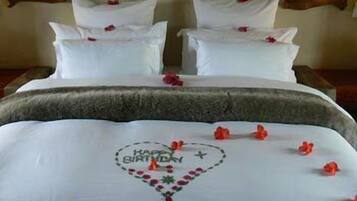 Minibar, in-room safe, desk, iron/ironing board