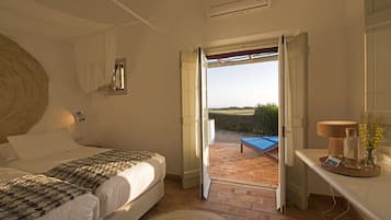 Kahden hengen huone (yksi tai kaksi sänkyä), osittainen merinäköala | Yksilöllisesti sisustettu, yksilöllisesti kalustettu, työpöytä