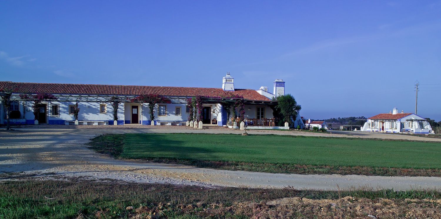 Um edifício com telhado de cerâmica e uma torre do relógio.