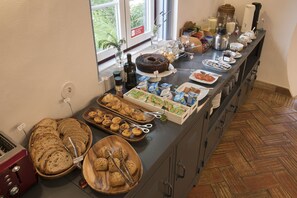 Free daily buffet breakfast - Herdade Do Touril (Odemira)