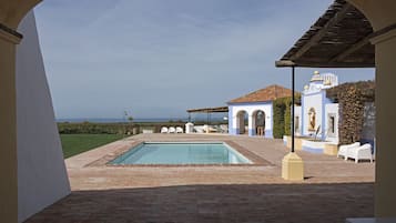 Piscine extérieure, chaises longues