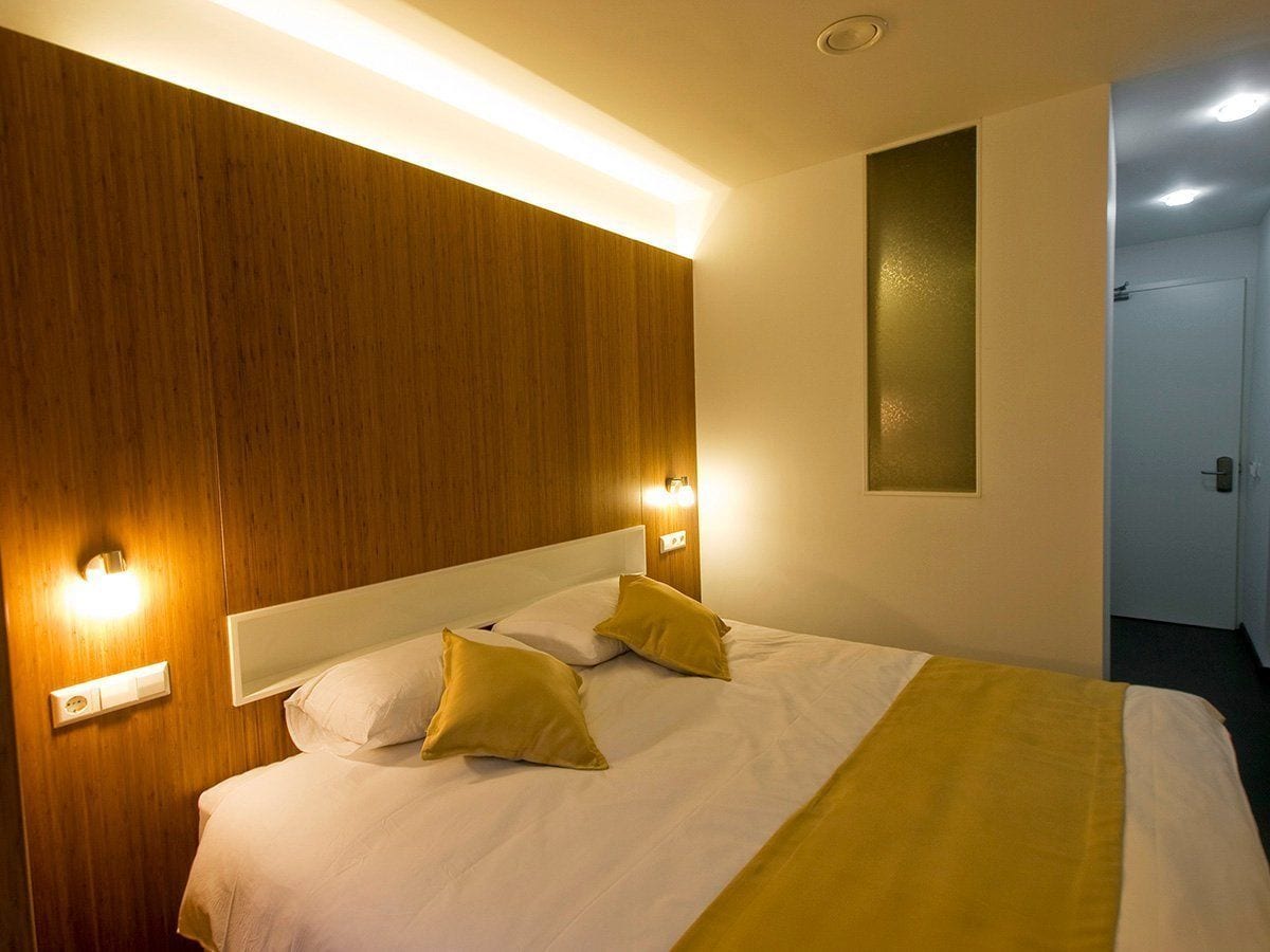 double room, jetted tub | minibar, in-room safe, desk, soundproofing