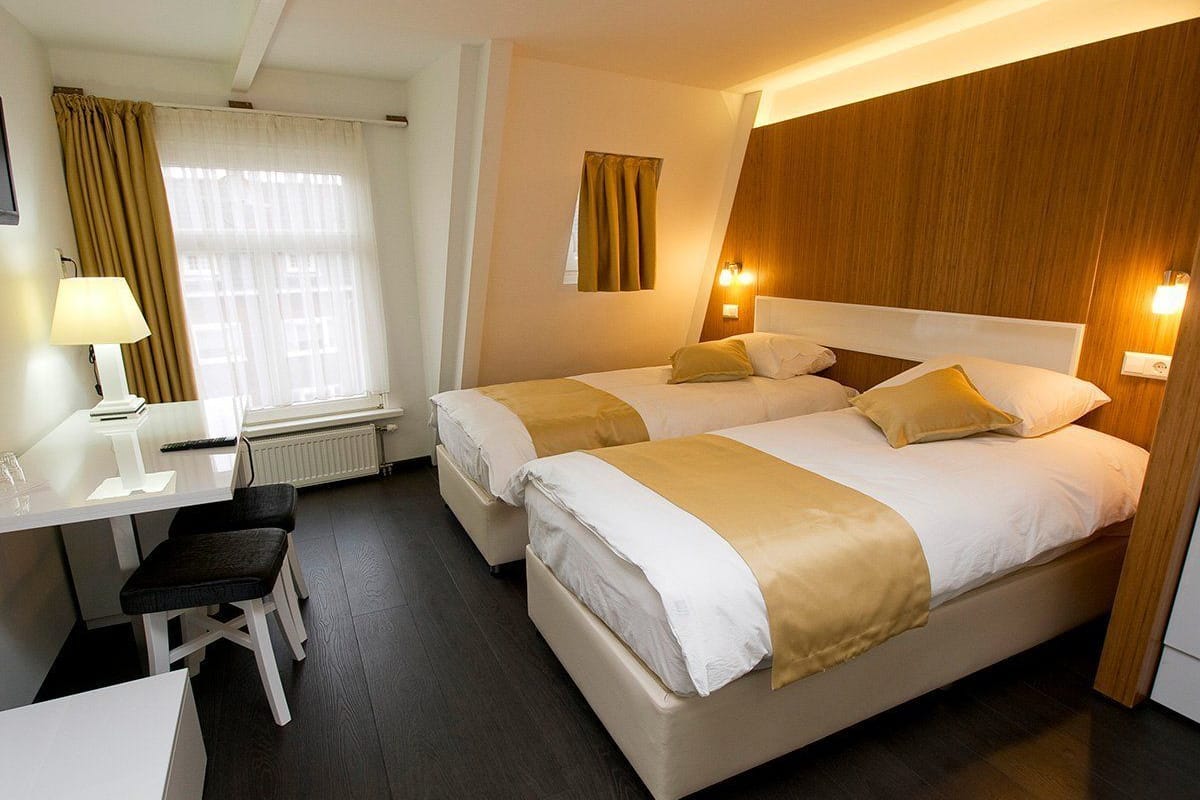 Kamar Standar, 2 Tempat Tidur Twin | Minibar, brankas, meja kerja, dan kedap suara