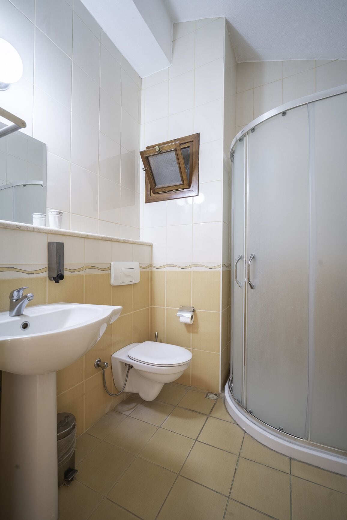 shower, rainfall showerhead, free toiletries, hair dryer