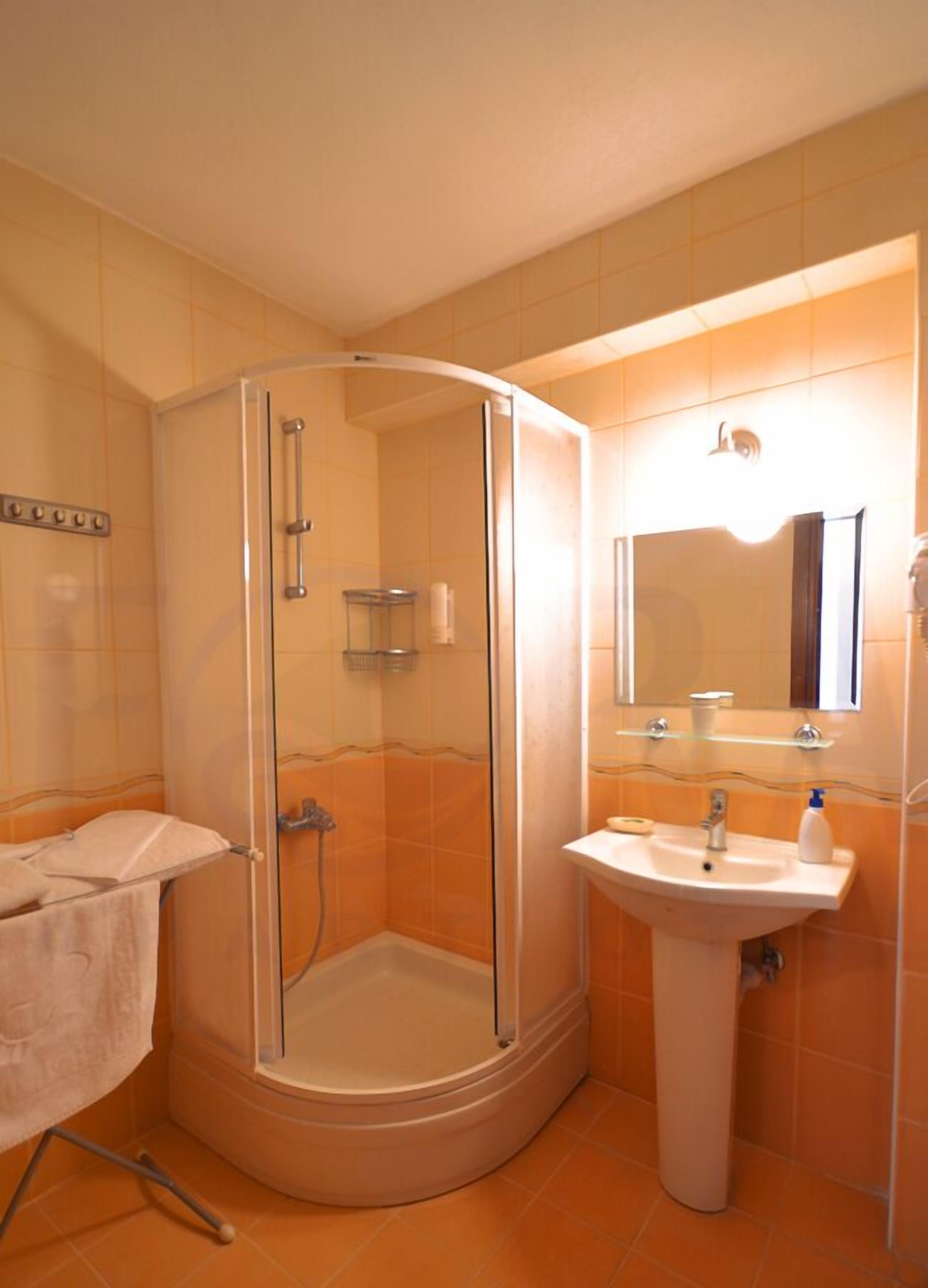 shower, rainfall showerhead, free toiletries, hair dryer