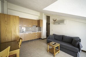 Cati Sehir Manzarali 1+1 Apart Otel | Living area | LED TV - Fora Apart Hotel (Datça)