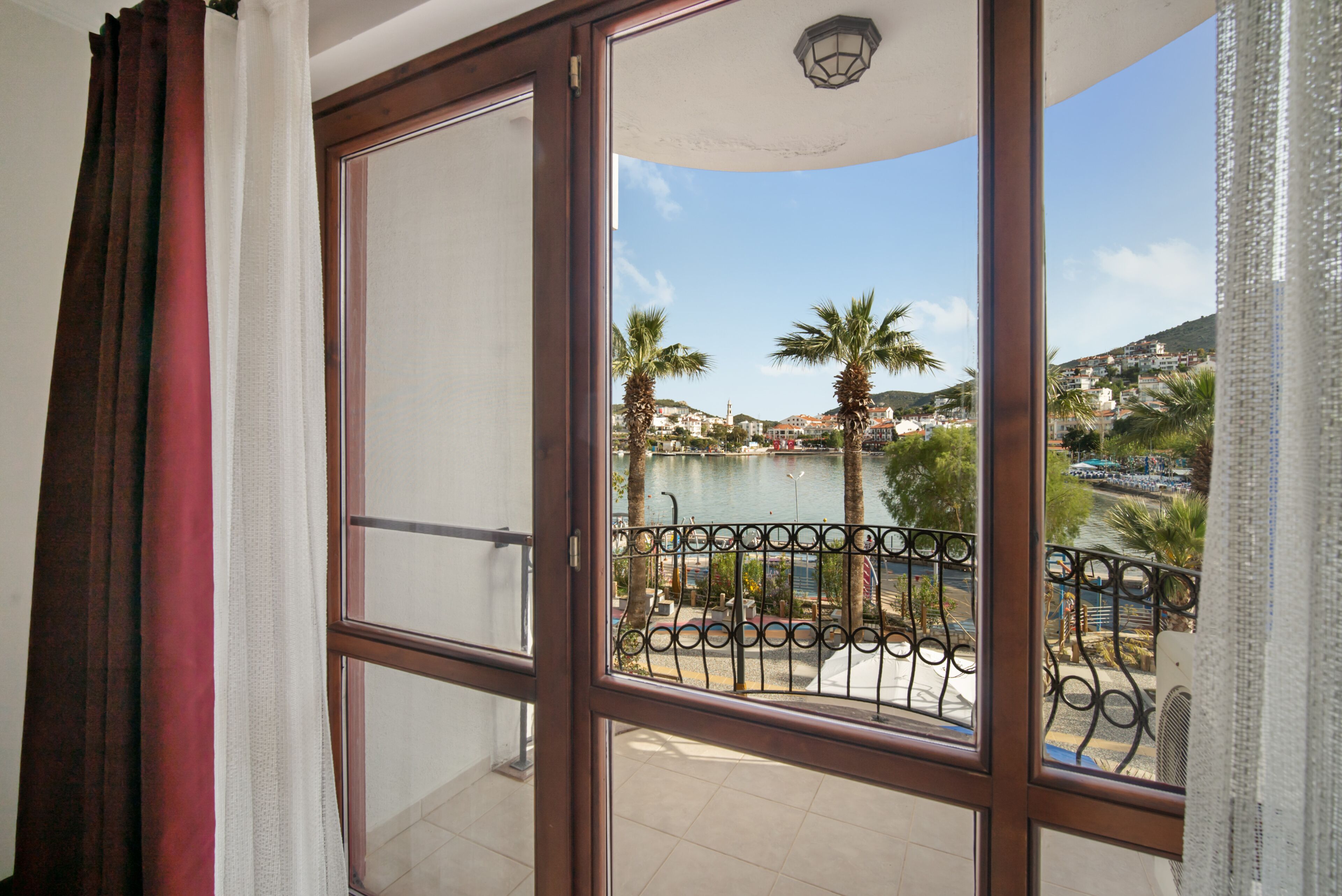 deniz manzarali 1+1 apart oda | balcony