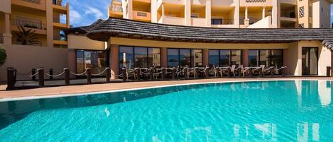 Outdoor pool, pool umbrellas, sun loungers