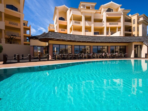 Outdoor pool, pool umbrellas, pool loungers - Estrela da Luz (Lagos)