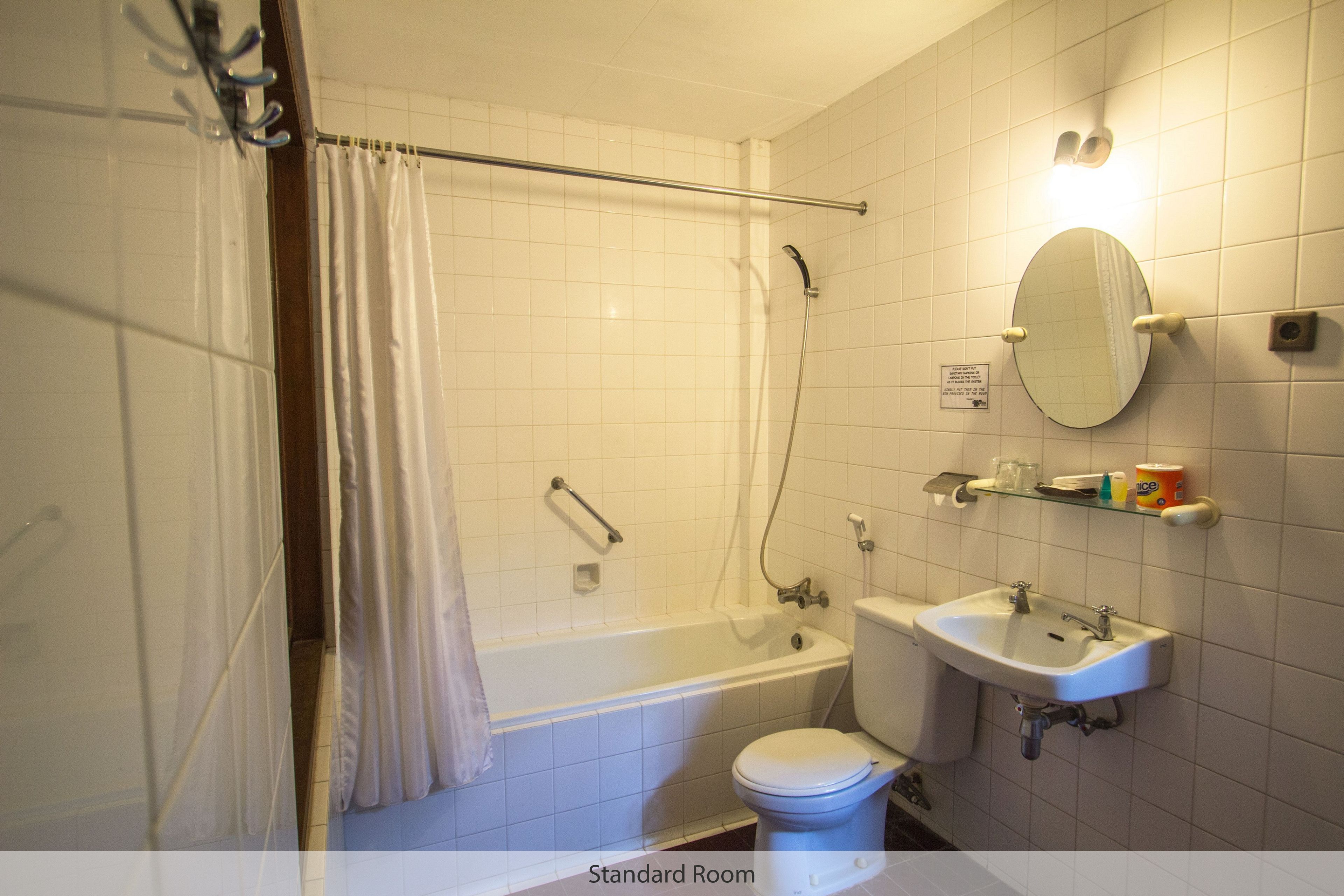 superior double or twin room | bathroom | combined shower/bathtub, free toiletries, slippers, towels