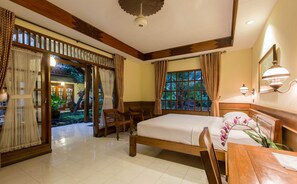 Desk, free WiFi, bed sheets - Duta Garden Hotel (Yogyakarta)