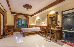 Escritorio, wifi gratis y ropa de cama 