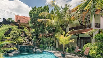 Una piscina al aire libre