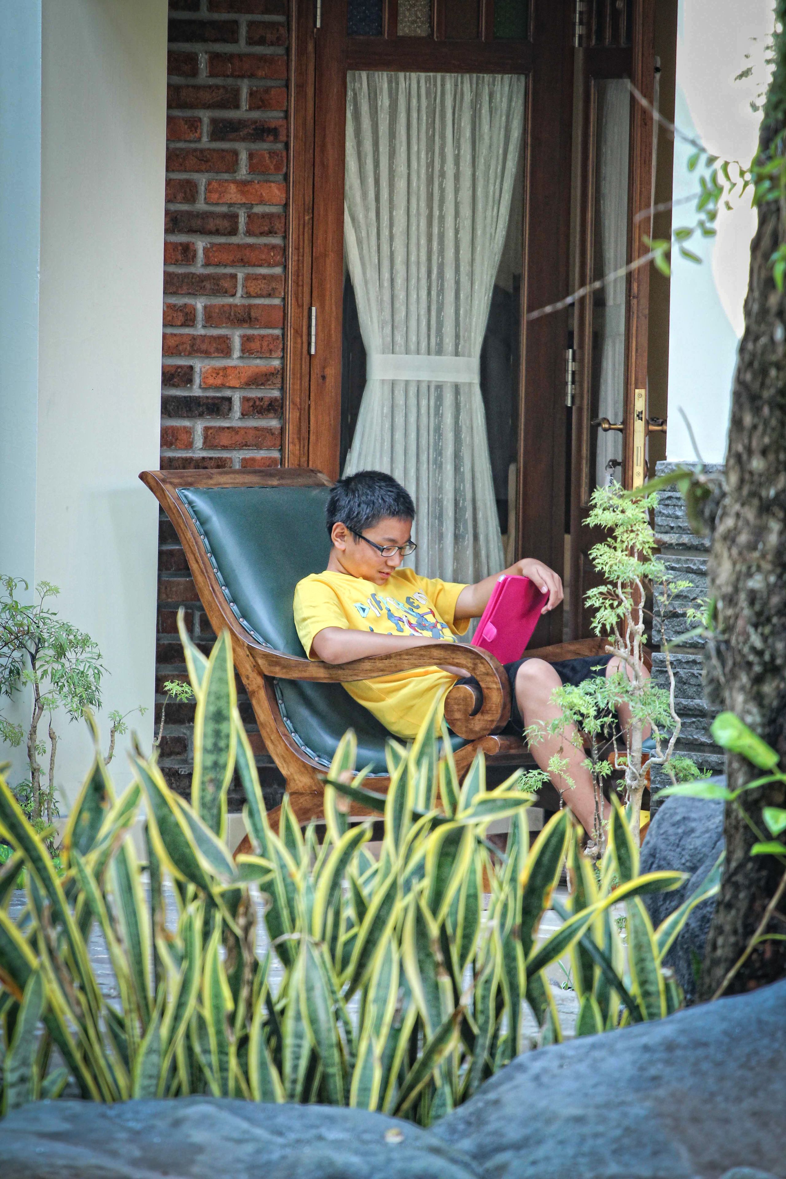 superior double or twin room | living area | 32-inch flat-screen tv with cable channels, tv, dvd player