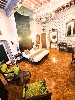 Deluxe suite | 1 slaapkamer, luxe beddengoed, Tempur Pedic-bedden, een minibar