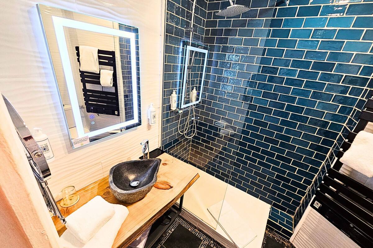 superior double room | bathroom | bathtub, designer toiletries, hair dryer, towels