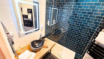 Superior tweepersoonskamer | Badkamer | Een bad, designer toiletartikelen, een haardroger, handdoeken