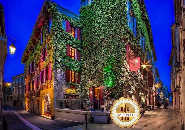 Front of property - evening/night - Hôtel Renaissance (Castres)