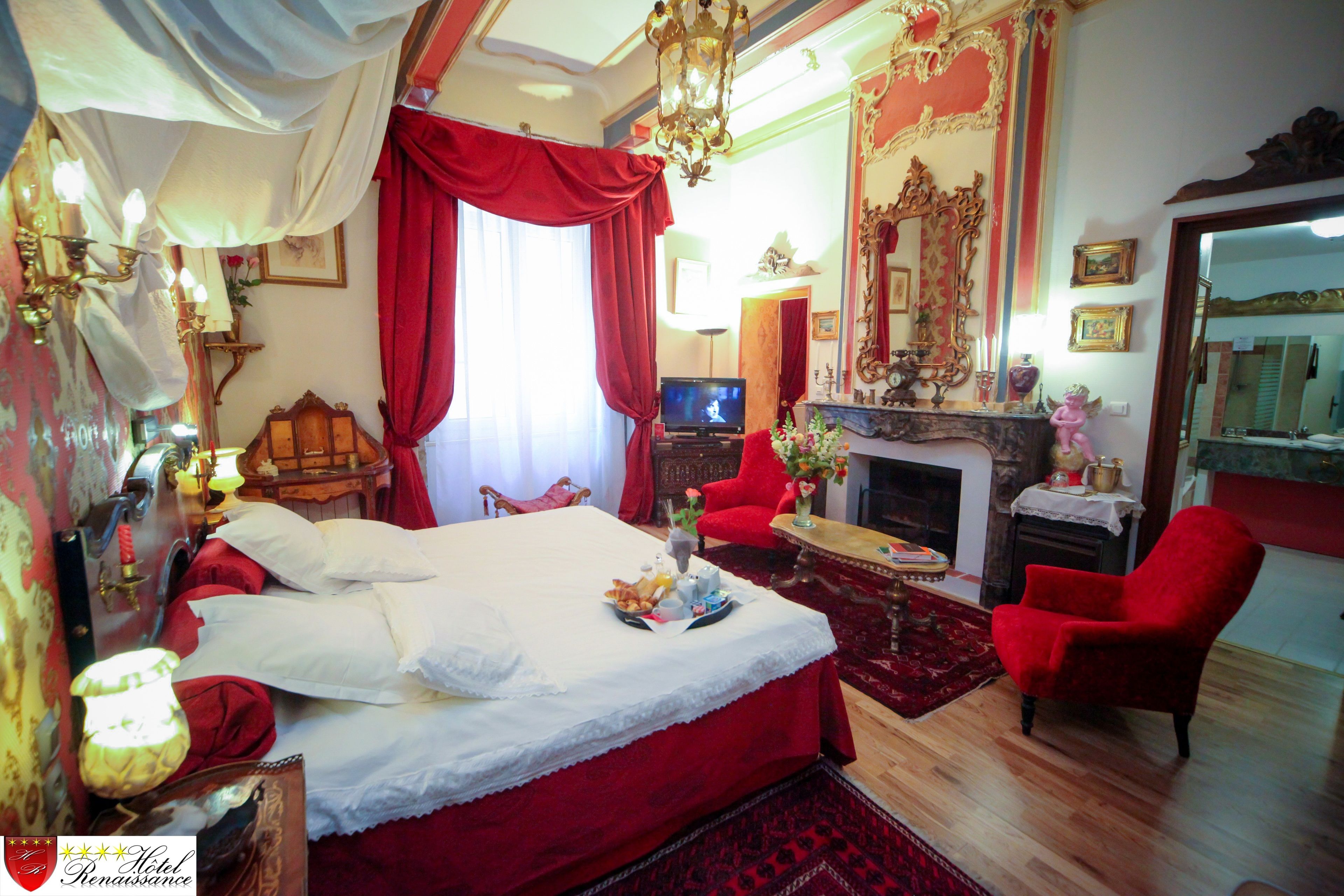 Bộ đồ giường cao cấp, nệm Tempur-Pedic, minibar 