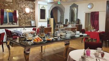 Petit déjeuner buffet (12 EUR par personne)