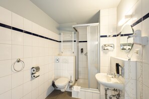 Douche, articles de toilette écologiques, sèche-cheveux, savon