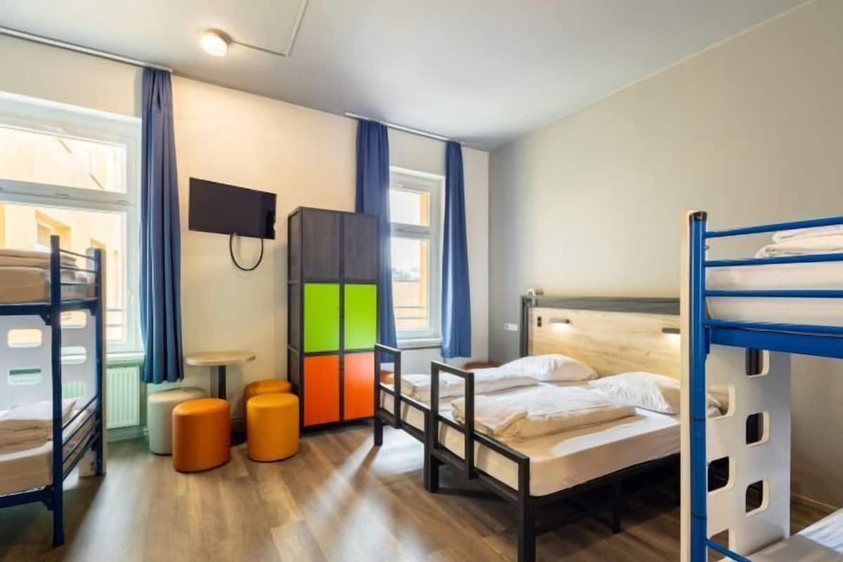 Een kluis op de kamer, individueel gedecoreerd, individueel gemeubileerd