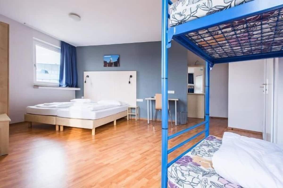 Een kluis op de kamer, individueel gedecoreerd, individueel gemeubileerd