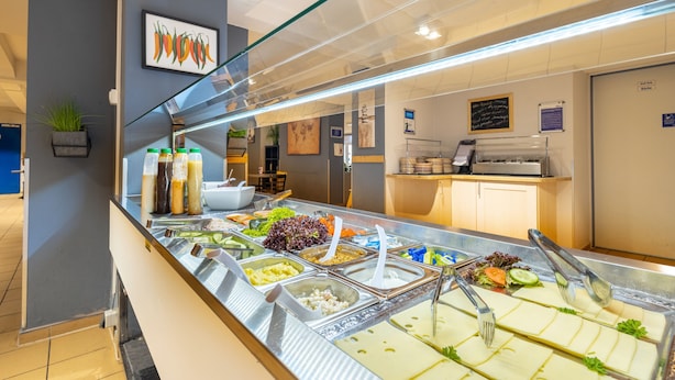 Een buffetgedeelte met diverse gerechtjes en toevoegingen.
