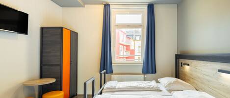 Chambre avec lits jumeaux | Coffres-forts dans les chambres, décoration personnalisée