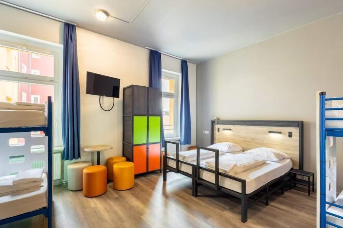 Een kluis op de kamer, individueel gedecoreerd, individueel gemeubileerd