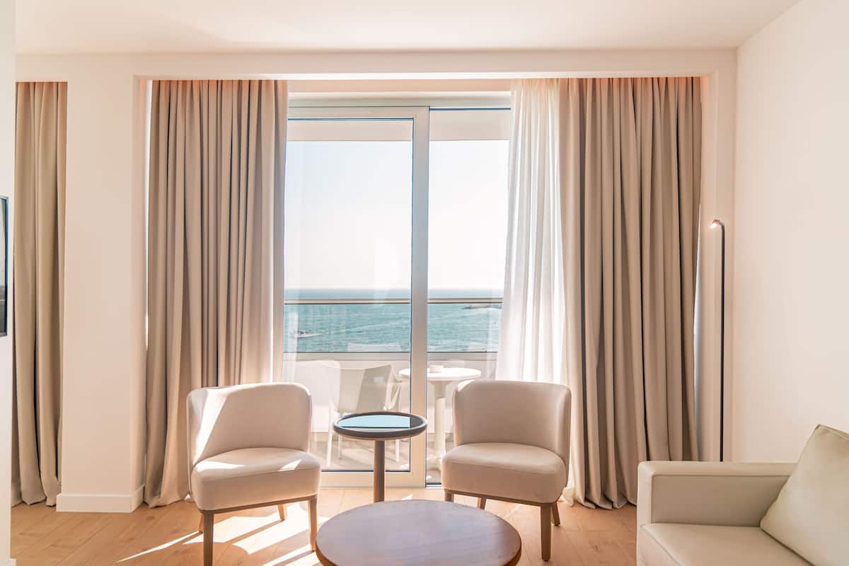 superior suite, sea view | living area | tv, ping pong