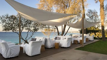 3 restaurants; ze serveren er ontbijt, lunch en diner