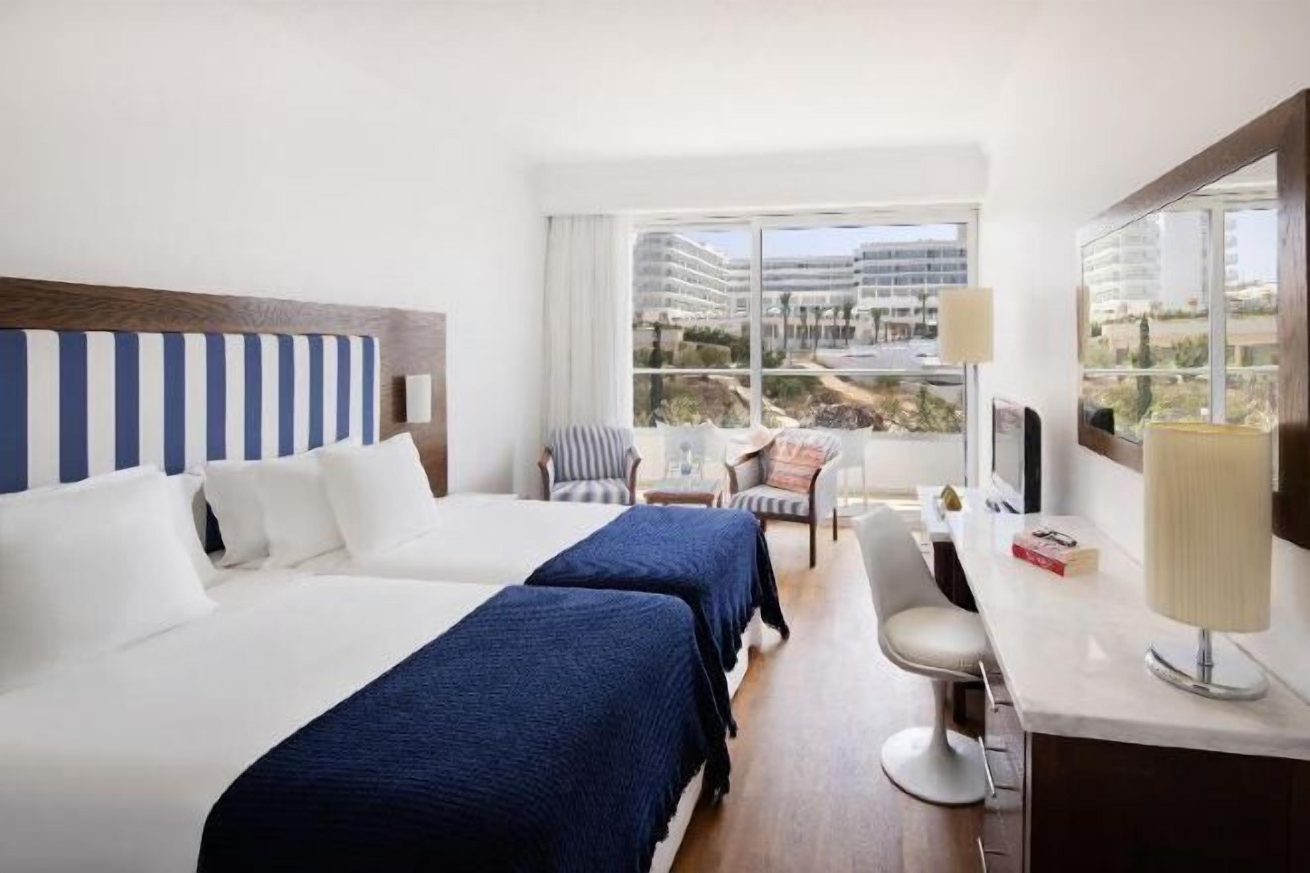 1 chambre, minibar, coffres-forts dans les chambres, bureau