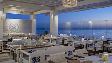 3 restaurants; breakfast, lunch, and dinner served