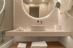 Superior Room, Garden View | Bathroom | Free toiletries, hair dryer, bathrobes, slippers - Grecian Sands Hotel (Ayia Napa)