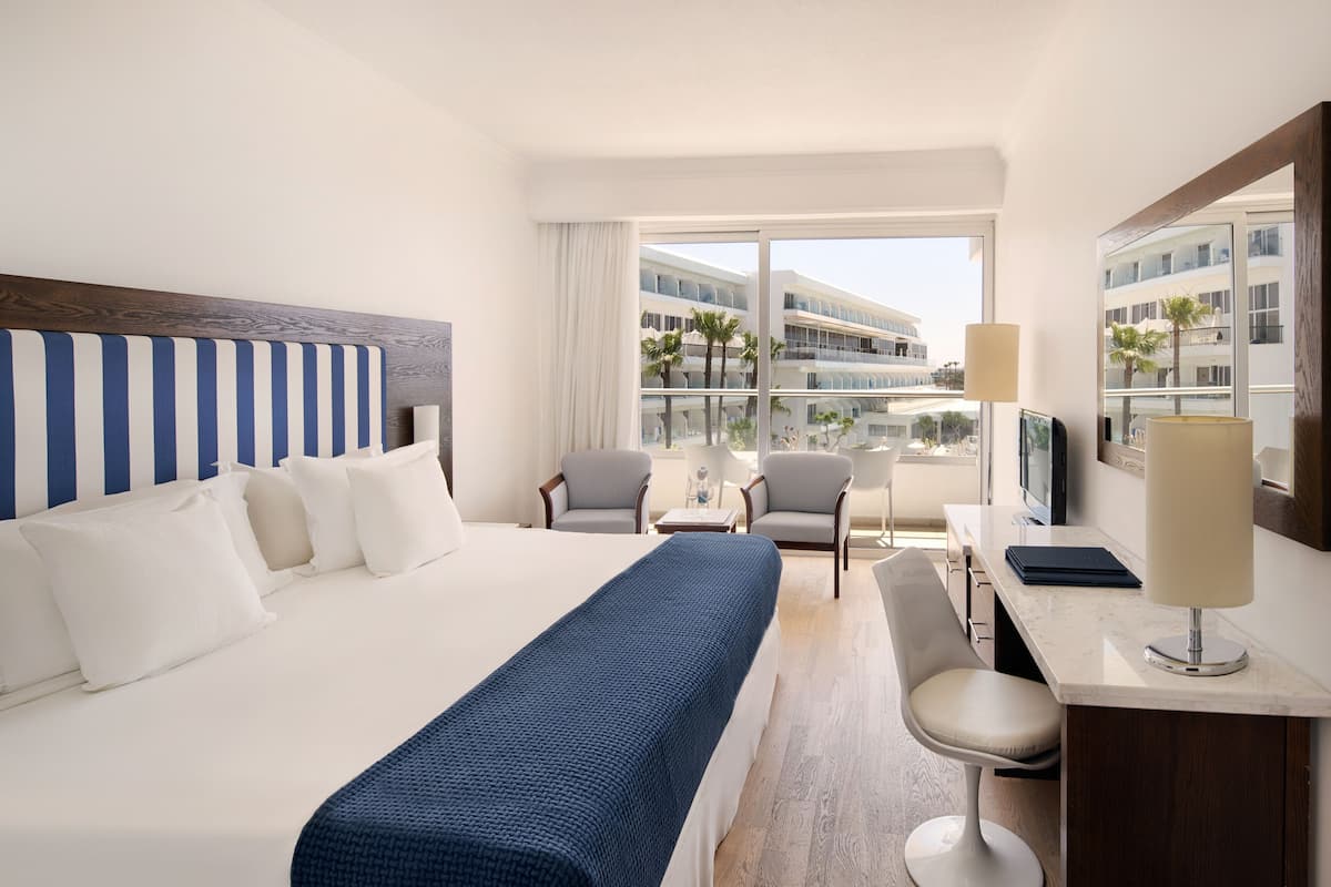 Standard Room, Partial Sea View | 1 bedroom, minibar, in-room safe, desk